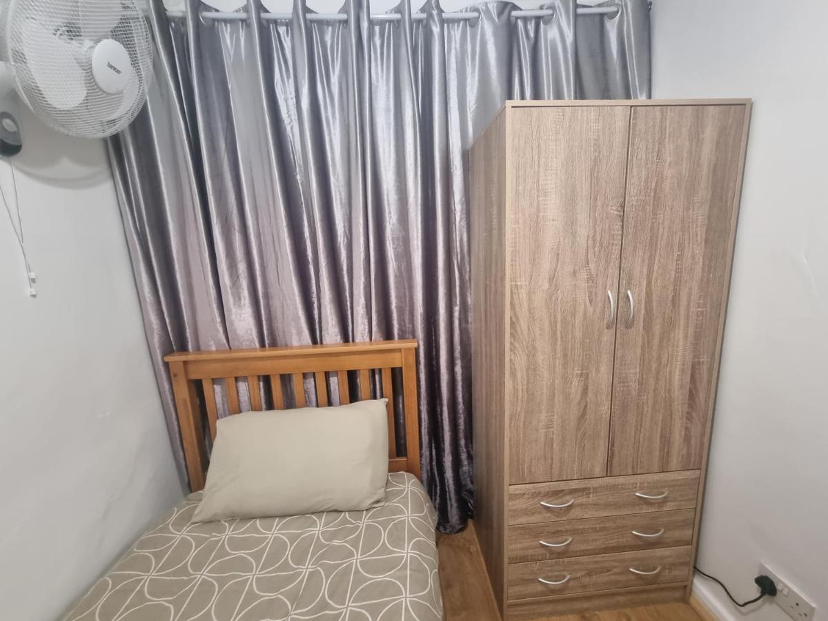 Private In London, Gazde/Camere de închiriat Londra