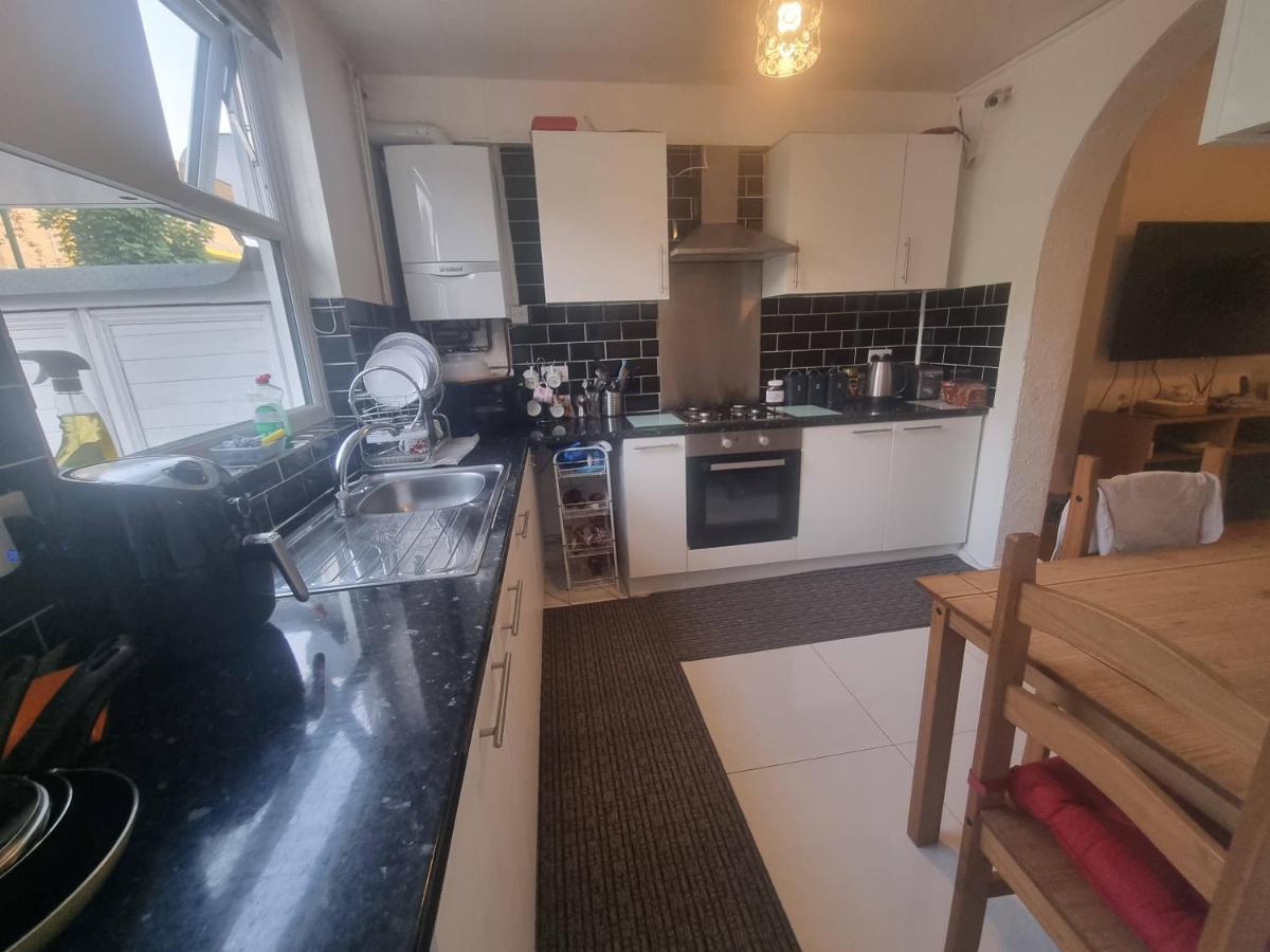 Private In London, Gazde/Camere de închiriat