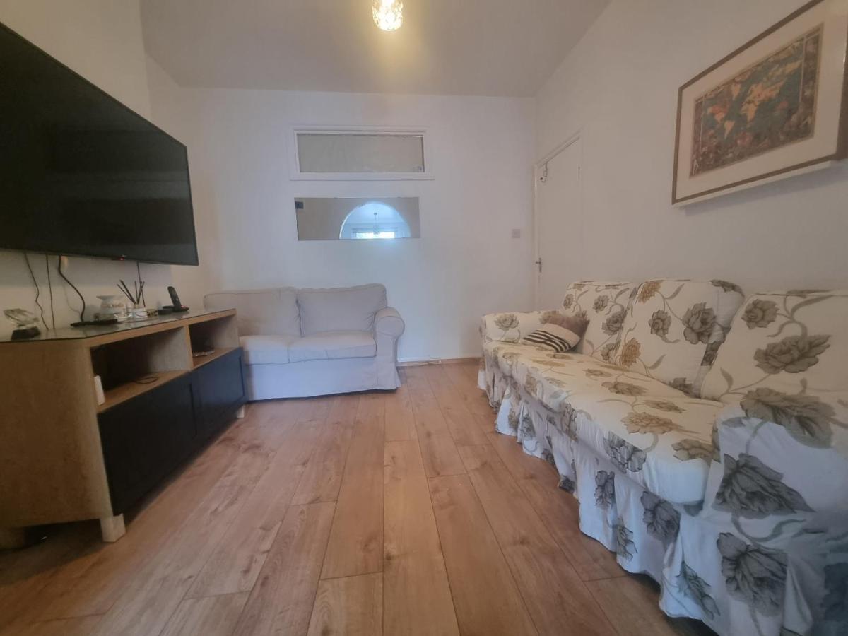 Gazde/Camere de închiriat Private In London, *